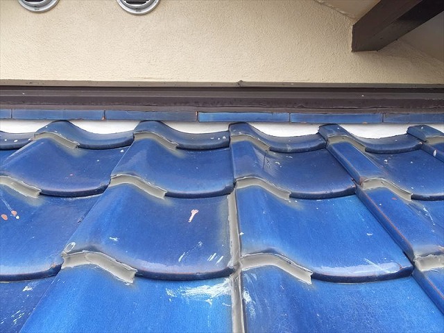 屋根と壁の取り合い部にも漆喰